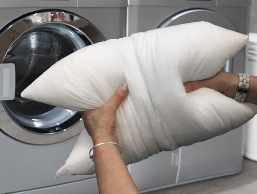 Можно стирать подушки в стиральной машине автомат. Подушки для стиральной машины. Постирать пуховую подушку в машинке. Подушка для ванной в стиральной машине. Мягкие стиральная машина.