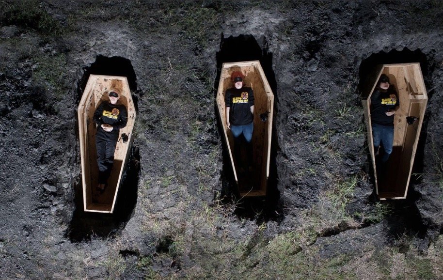 Мертвые «восстали»: в российском регионе по реке плывут гробы с останками